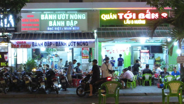 Quán nhậu chiếm dụng vỉa hè TP Nha Trang