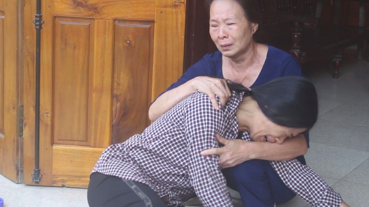 Quê nhà ngóng tin cứu sống 4 ngư dân vụ tàu cá Nghệ An bị chìm