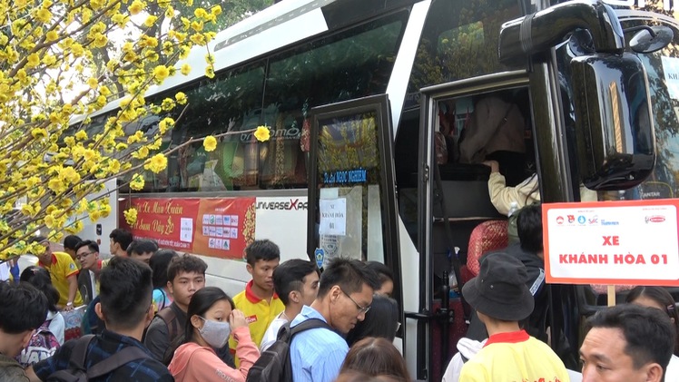 Video: Tặng hàng ngàn vé xe cho sinh viên khó khăn về quê đón Tết