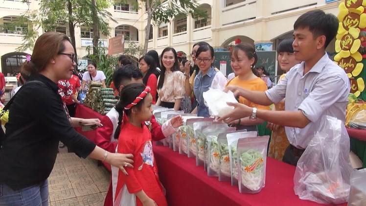 Hội chợ xuân gây quỹ tặng học sinh nghèo