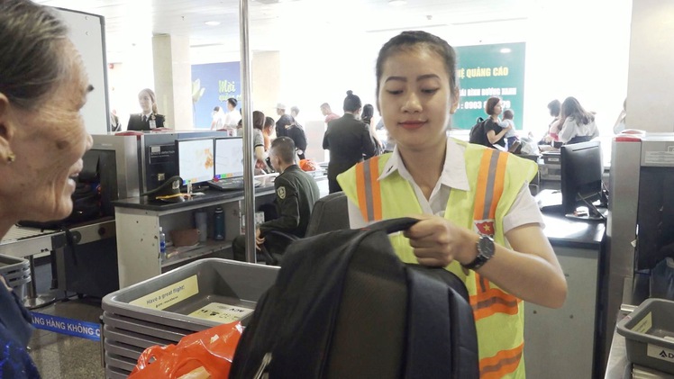 Hàng ngàn đoàn viên thanh niên hỗ trợ giảm tải, ùn tắc ở sân bay dịp Tết