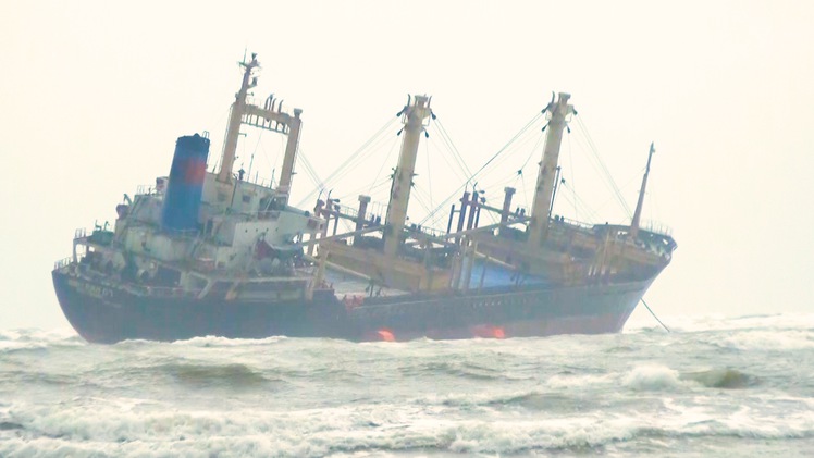 Video: Cứu 16 thủy thủ trên tàu hàng mắc cạn ở biển Hà Tĩnh