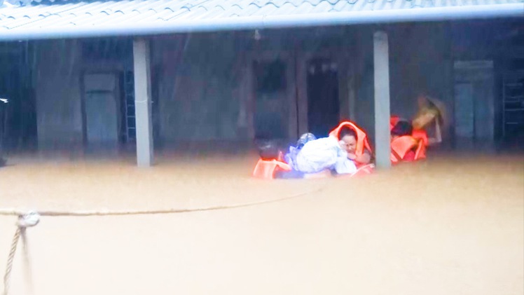 Video: Bộ đội bơi trong dòng lũ giải cứu người dân