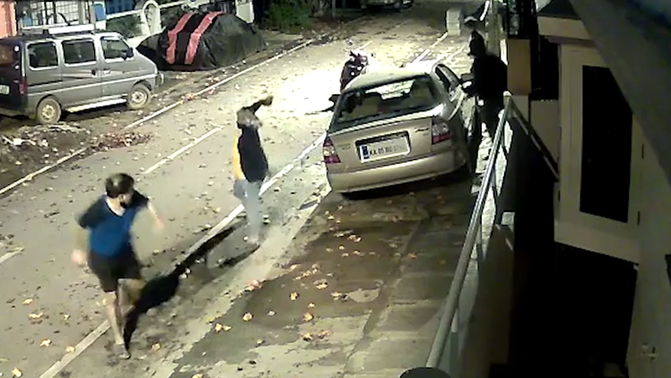 Video: Người đàn ông một mình chống lại ba tên trộm đi ô tô