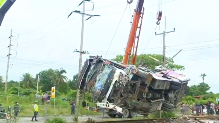 Video: Tàu hỏa tông xe buýt ít nhất 20 người tử vong