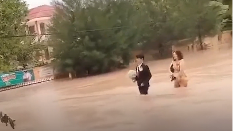 Video: Bi hài đám cưới mùa lũ ở miền Trung
