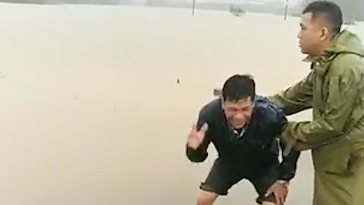 Video: Chồng khóc ngất khi vợ đang mang bầu bị nước lũ cuốn trôi