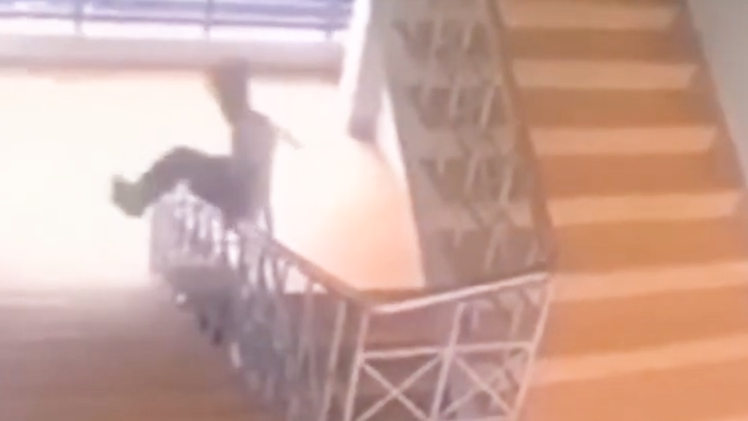 Video: Trượt lan can cầu thang ở trường, 1 học sinh ngã xuống đất tử vong