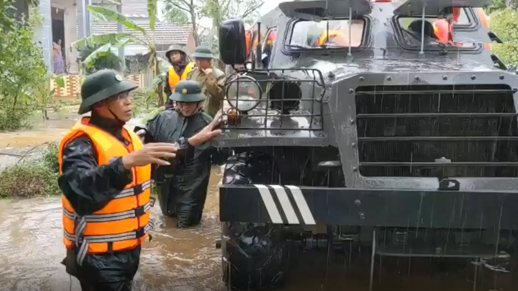 Video: Huy động xe thiết giáp lội nước vào vùng ngập sâu để hỏi thăm và tặng quà cho người dân