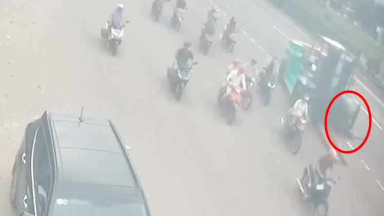 Video: Khoảnh khắc xe nâng cán qua xe máy, một người chết