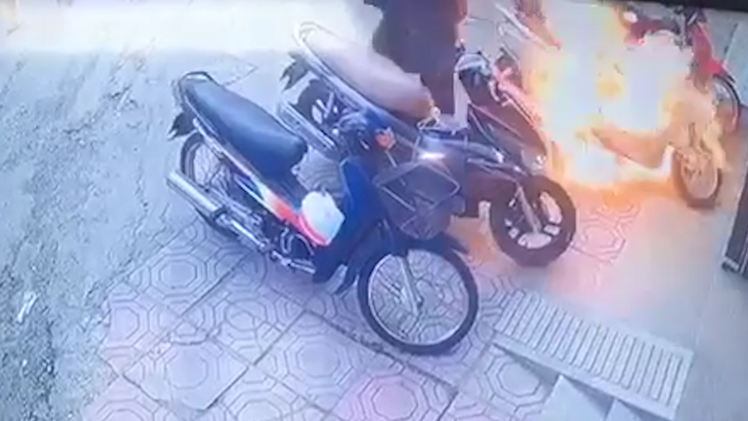 Video: Người đàn ông đổ xăng đốt xe máy trên vỉa hè