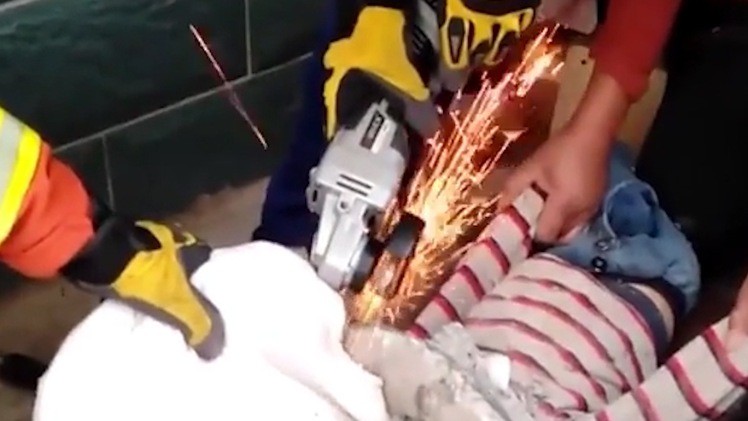 Video: Cứu cháu bé bị kẹt đầu trong ống xi măng