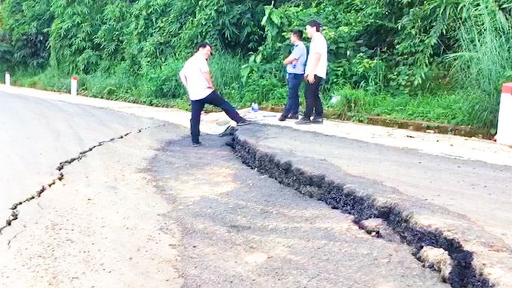 Video: Mưa lớn gây sạt lở tuyến đường huyết mạch nối Bình Phước và Lâm Đồng