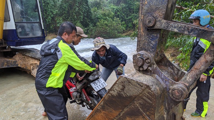 Video: 40 công nhân ở nhà máy Rào Trăng 4 đang bị cô lập, sẽ cử cano tiếp tế