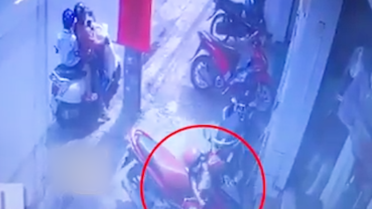 Video: Người phụ nữ xúi giục con vào trộm đồ treo trên xe ở TP.HCM