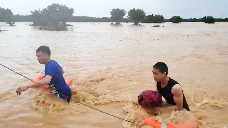 Video: Cứu 2 người mắc kẹt trên cồn nổi giữa sông