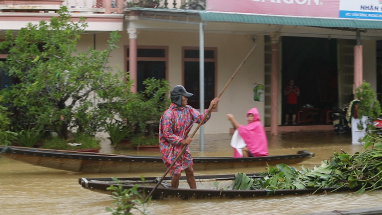 Video: Một ngôi làng ở Huế đã hơn 10 ngày ngập chìm trong lũ dữ
