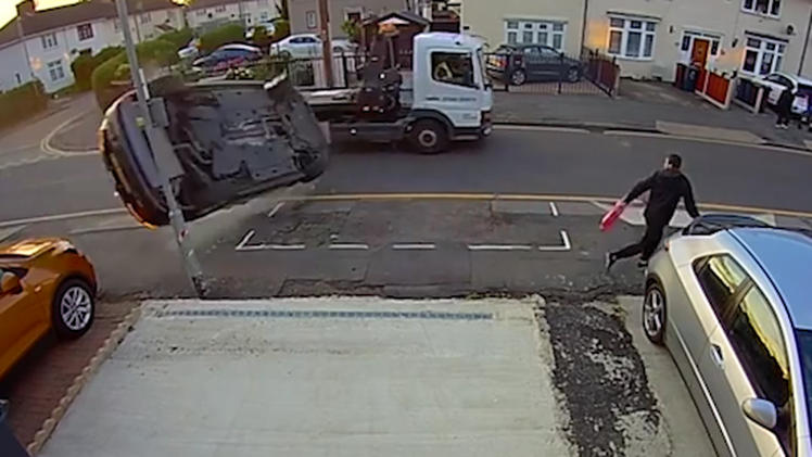 Video: Ôtô lật nhào, người đi đường bỏ chạy thoát thân