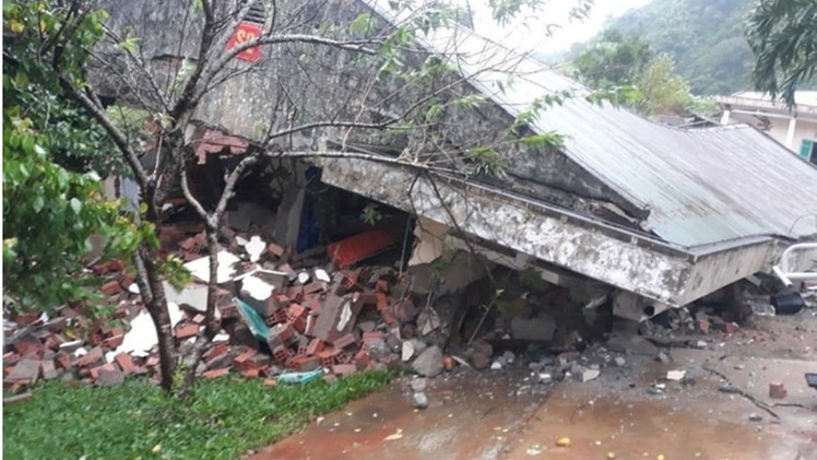 Video: Một quả đồi ập xuống đồn biên phòng, nhiều dãy nhà đổ sập