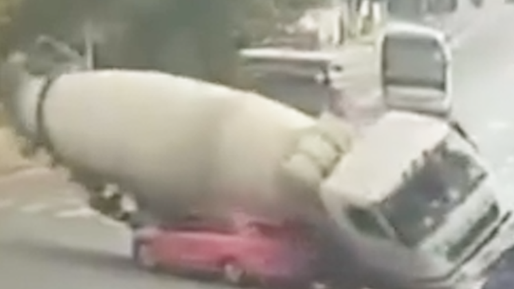 Video: Dừng đột ngột giữa ngã tư, ôtô bị xe bồn đè bẹp dúm