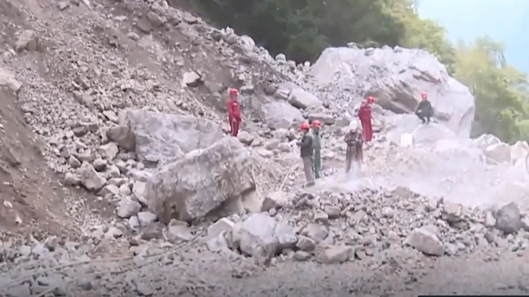 Video: Hai người kịp thoát thân khi hàng trăm tấn đất đá trên núi ầm ầm đổ xuống đường