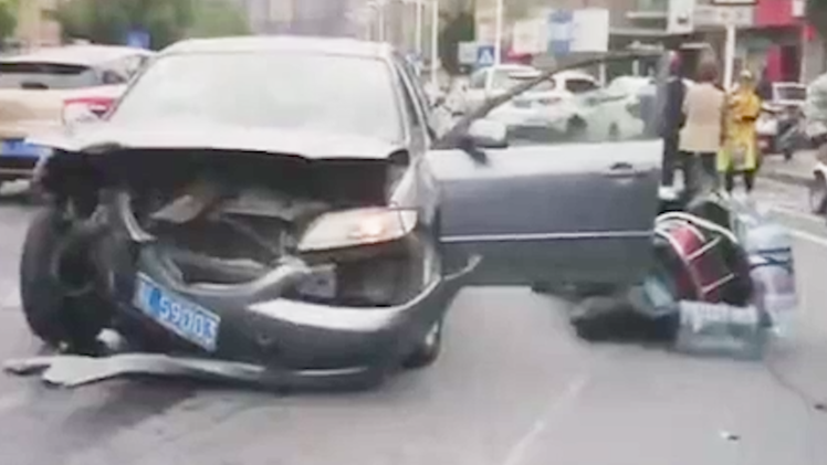 Video: Đạp nhầm chân ga, tài xế ô tô đâm loạn xạ trên đường phố