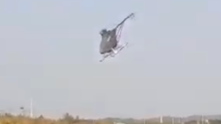 Video: Khoảnh khắc trực thăng không người lái đâm xuống đất khi đang biểu diễn