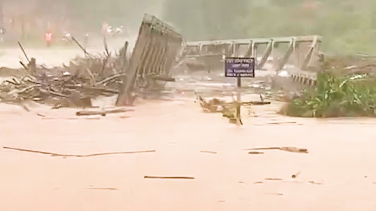 Video: Nguyên chiếc cầu sắt bị cuốn trôi khiến hàng trăm hộ dân bị chia cắt