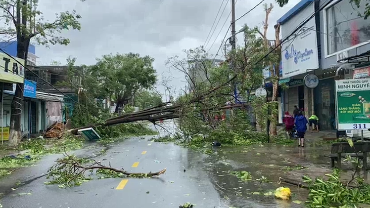 Video: Đường phố Quảng Ngãi tan hoang sau khi tâm bão quét qua