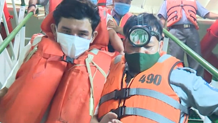 Video: Cứu vớt được 3 ngư dân bị nạn trên Tàu BĐ 97469 TS
