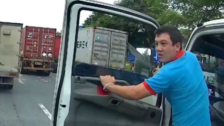 Video: Tài xế xe bồn rút dao dọa tài xế container vì bị bấm còi inh ỏi