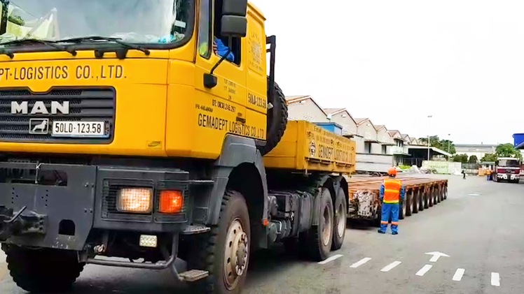 Video: Cận cảnh đoàn xe ‘siêu khủng’ 116 bánh, chờ vận chuyển toa tàu metro số 1