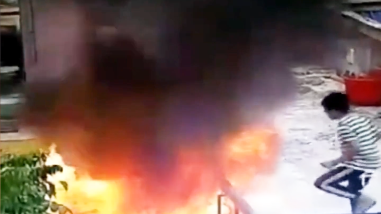 Video: Bé trai đổ xăng đốt nóc tòa nhà vì... tò mò