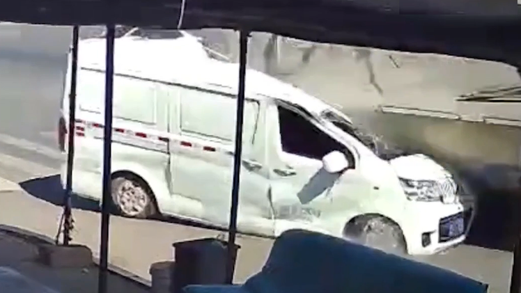 Video: Tài xế may mắn sống sót khi xe tải bị xe bồn đè bẹp