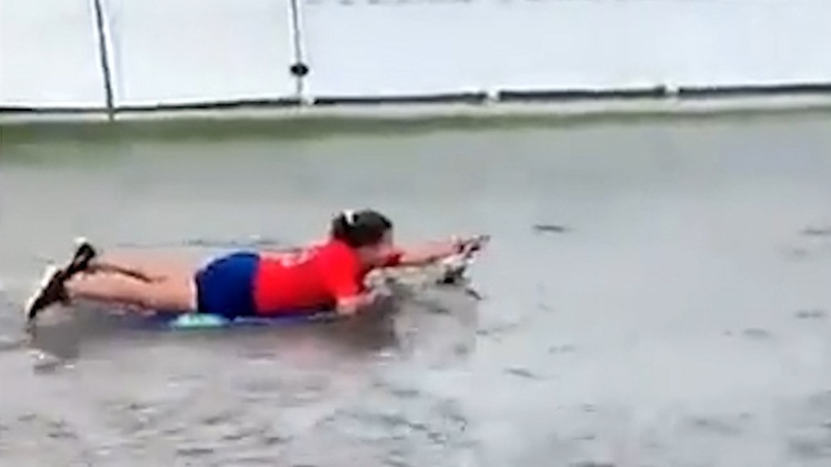 Video: Cô gái lướt ván trong khi bão Eta đổ bộ ở Mỹ