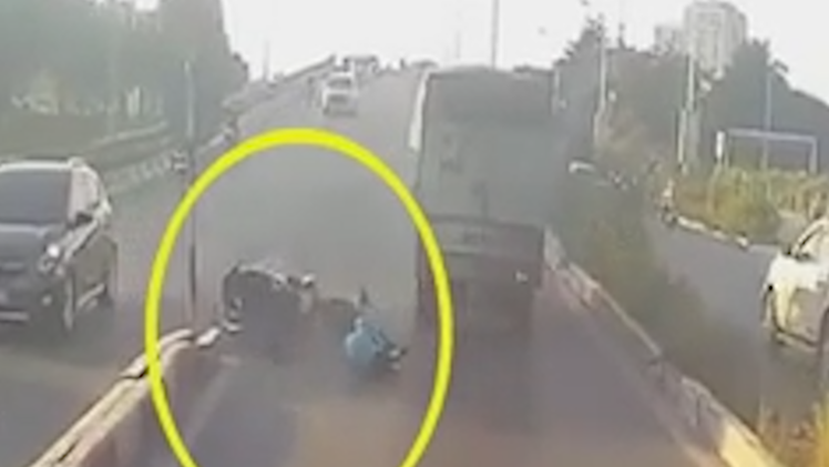 Video: Chạy ngược chiều trên cầu vượt, thanh niên bị xe tải tông văng xuống đường