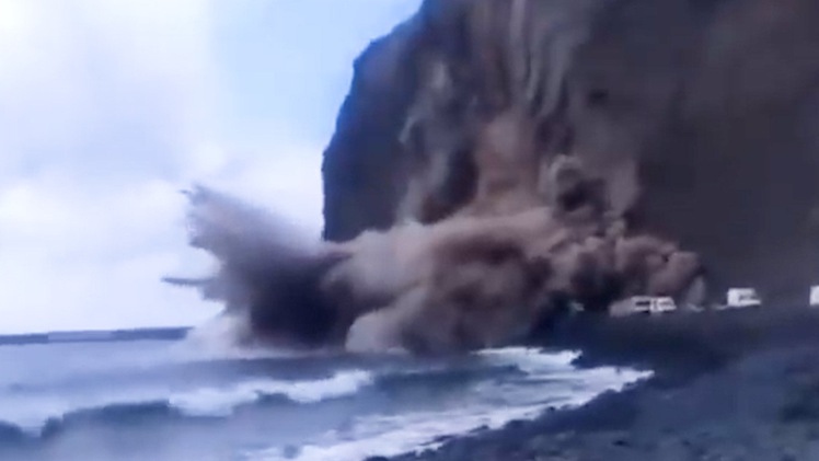 Video: Khoảnh khắc lở vách đá vùi lấp nhiều ô tô khiến du khách hoảng loạn