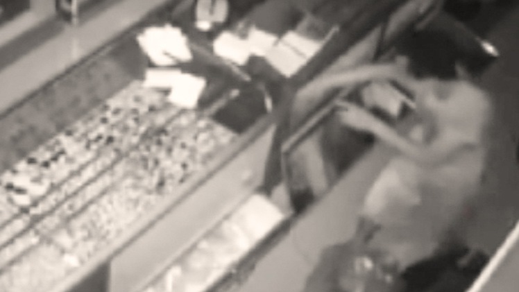 Video: Trộm đột nhập tiệm bạc từ nóc nhà lấy đi nhiều tài sản trị giá 1,2 tỉ