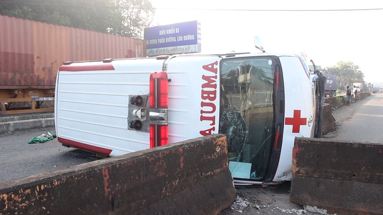 Video: Xe cấp cứu chở bệnh nhân bị lật ngang, 2 người bị thương