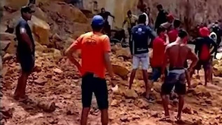 Video: Sạt lở vách núi, 3 người trong gia đình thiệt mạng trong lúc nghỉ mát
