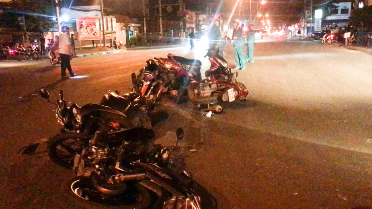 Video: Ô tô 7 chỗ tông nhiều xe máy nằm la liệt trên đường, nhiều người bị thương