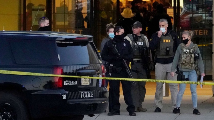 Video: Cảnh sát đang vây hiện trường, truy bắt nghi phạm xả súng tại trung tâm thương mại ở Mỹ