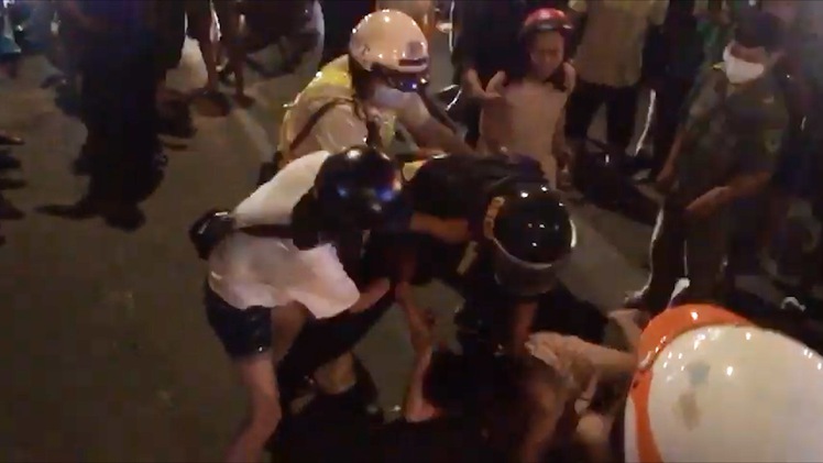 Video: Người vi phạm nồng độ cồn chống đối CSGT, gây hỗn loạn tại ngã tư Hàng Xanh