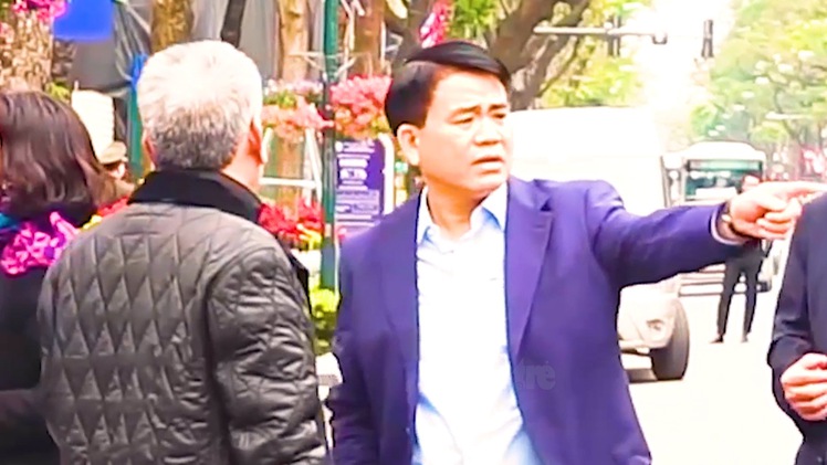 Video: Ông Nguyễn Đức Chung đưa 10.000 USD cho cán bộ C03 thông qua tài xế riêng