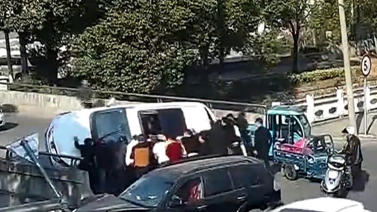 Video: Hàng chục người nhấc xe giải cứu cậu bé bị mắc kẹt sau tai nạn