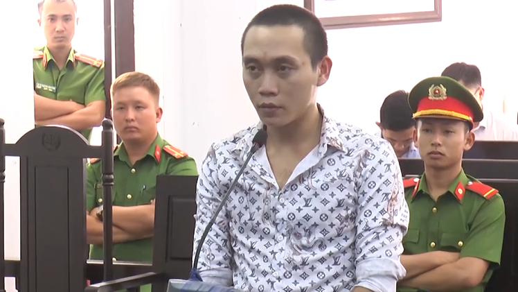 Video: 15 năm tù cho kẻ lừa lấy tiền của vợ nạn nhân thủy điện Rào Trăng 3