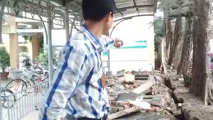Video: 30m tường rào trường tiểu học đổ sập, đè hàng chục xe học sinh