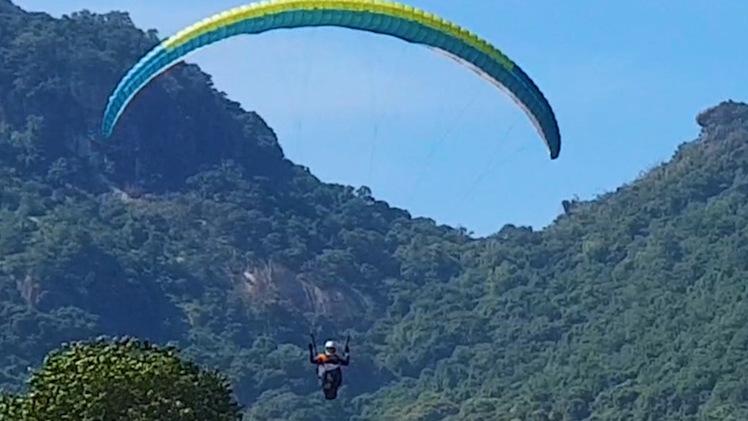 Video: 90 phi công dù lượn tham gia bay trên núi Phụng Hoàng Sơn