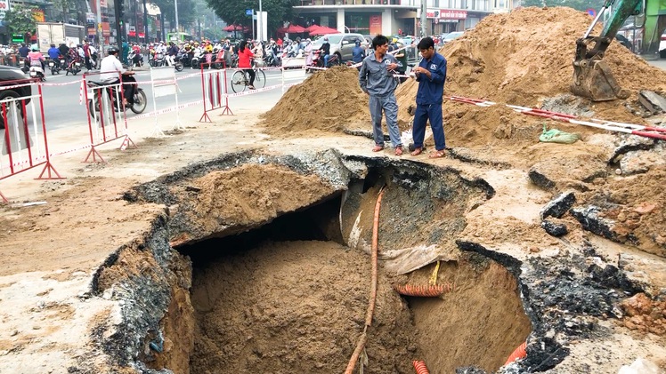 Video: Xuất hiện 'hố tử thần', sụt lún sâu hơn 8m trên đường Phan Văn Trị, TP.HCM