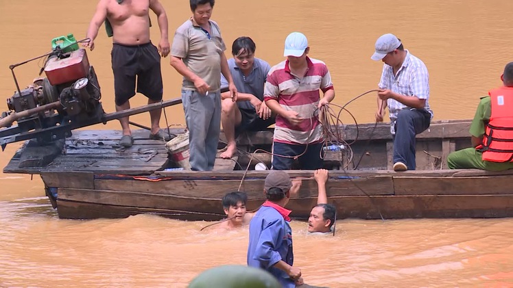 Video: Lật thuyền khi đi thả cá phóng sinh, 2 người chết đuối